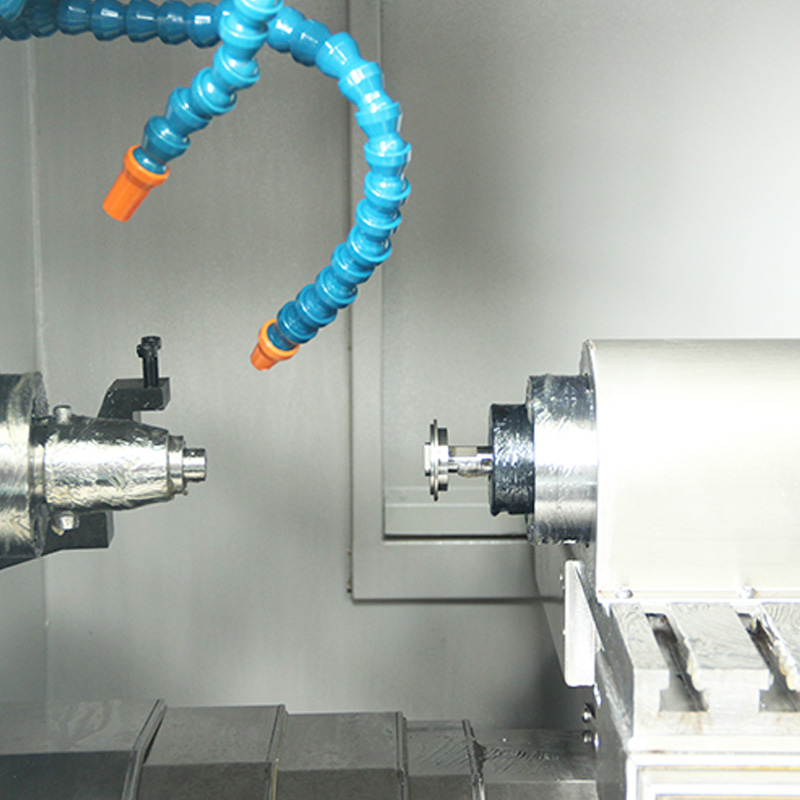 Uso de máquina de costura cnc torno automático industrial