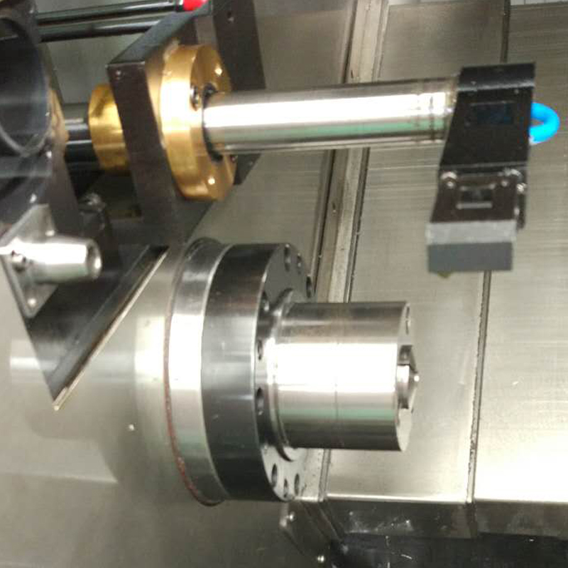 Girando o trabalho do torno do CNC da trituração para a rotação outwaral interna do micro verme do motor